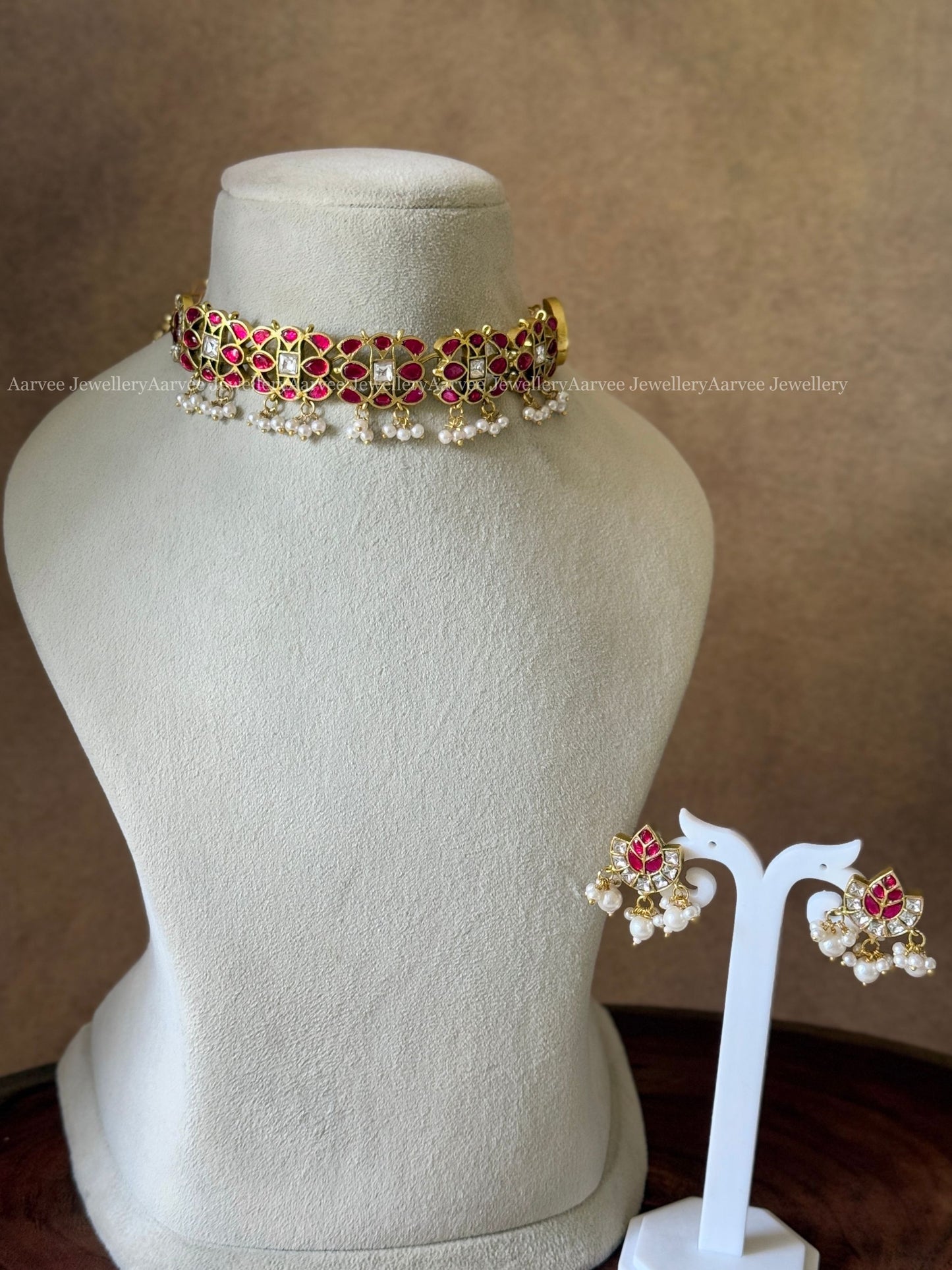 JADAU KUNDAN MINIMAL RUBY / WHITE STONE CHOKER SET WITH PEARLS