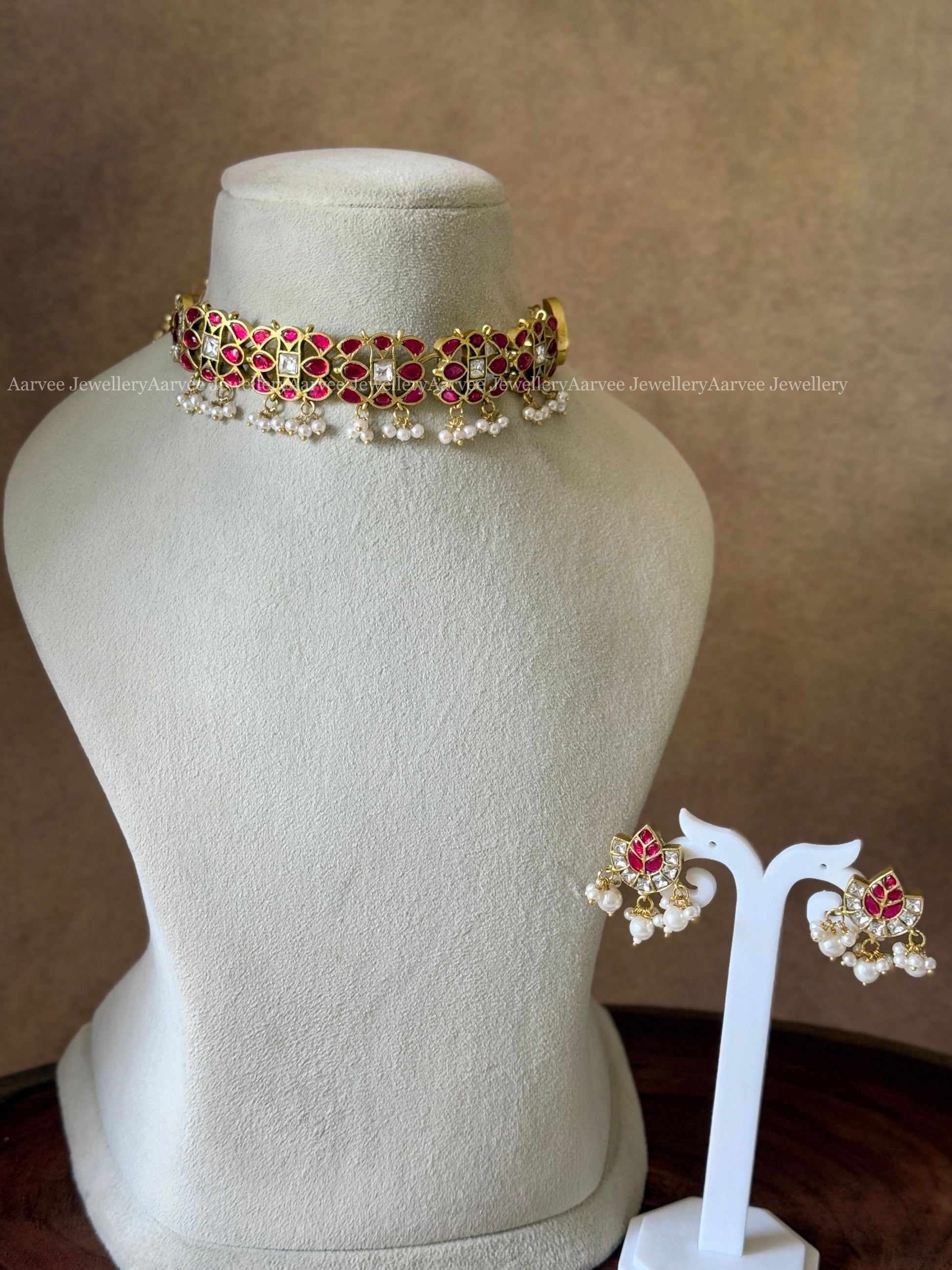 JADAU KUNDAN MINIMAL RUBY / WHITE STONE CHOKER SET WITH PEARLS