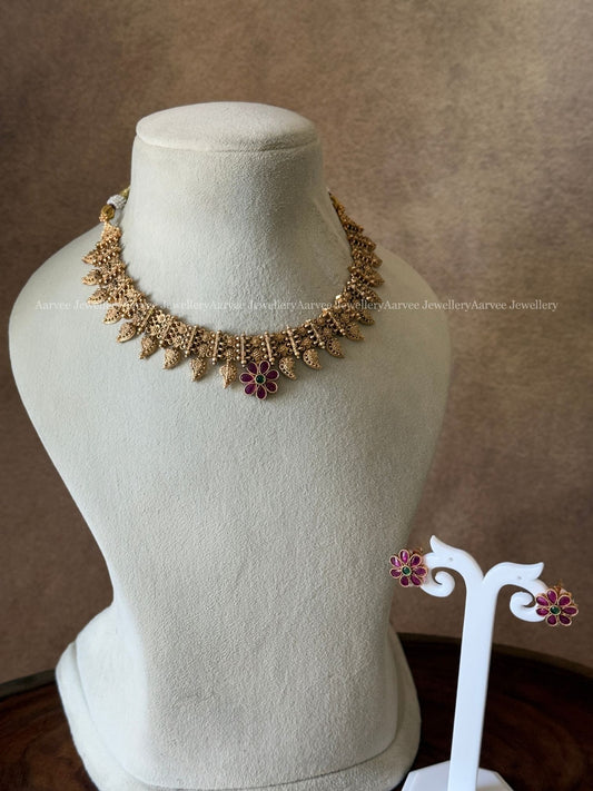 CLEARANCE - GOLD NECKLACE SET WITH FLORAL PENDANT