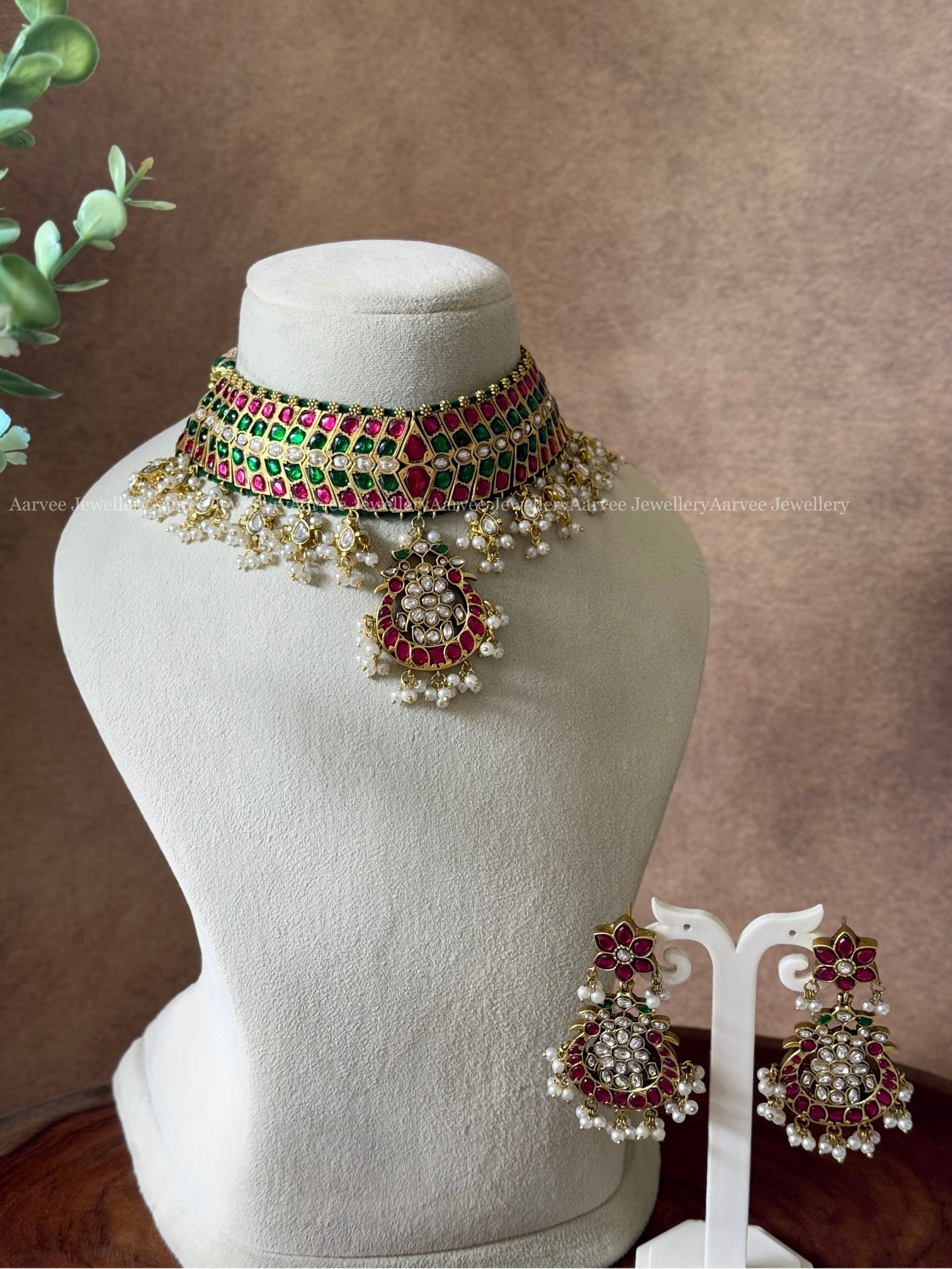 JADAU KUNDAN HIGH NECK CHOKER SET WITH RUBY/ GREEN / WHITE STONES AND PEARLS