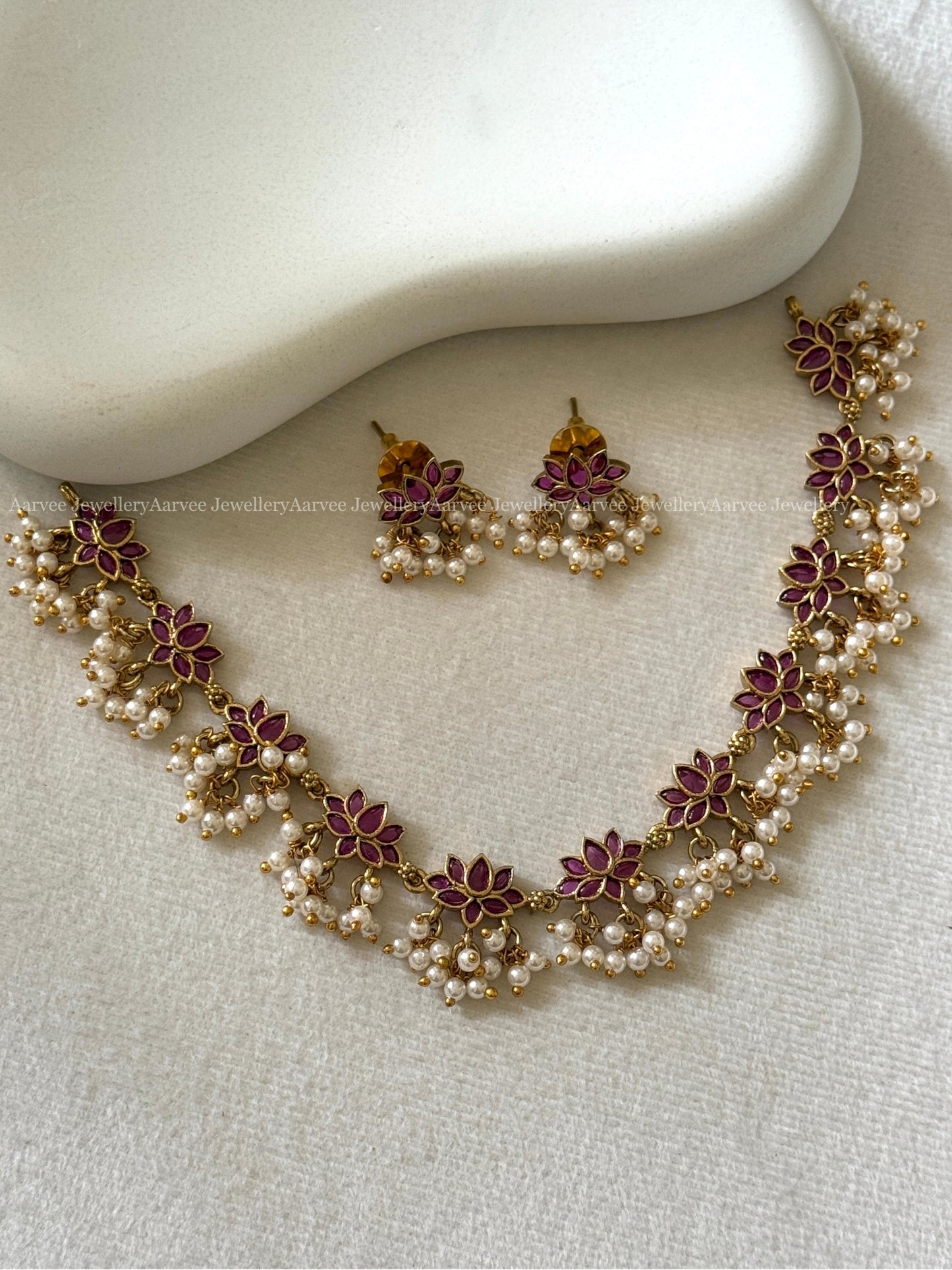 MINIMAL KEMP STONES LOTUS NECKLACE SET WITH PEARLS IN RUBY COLOR