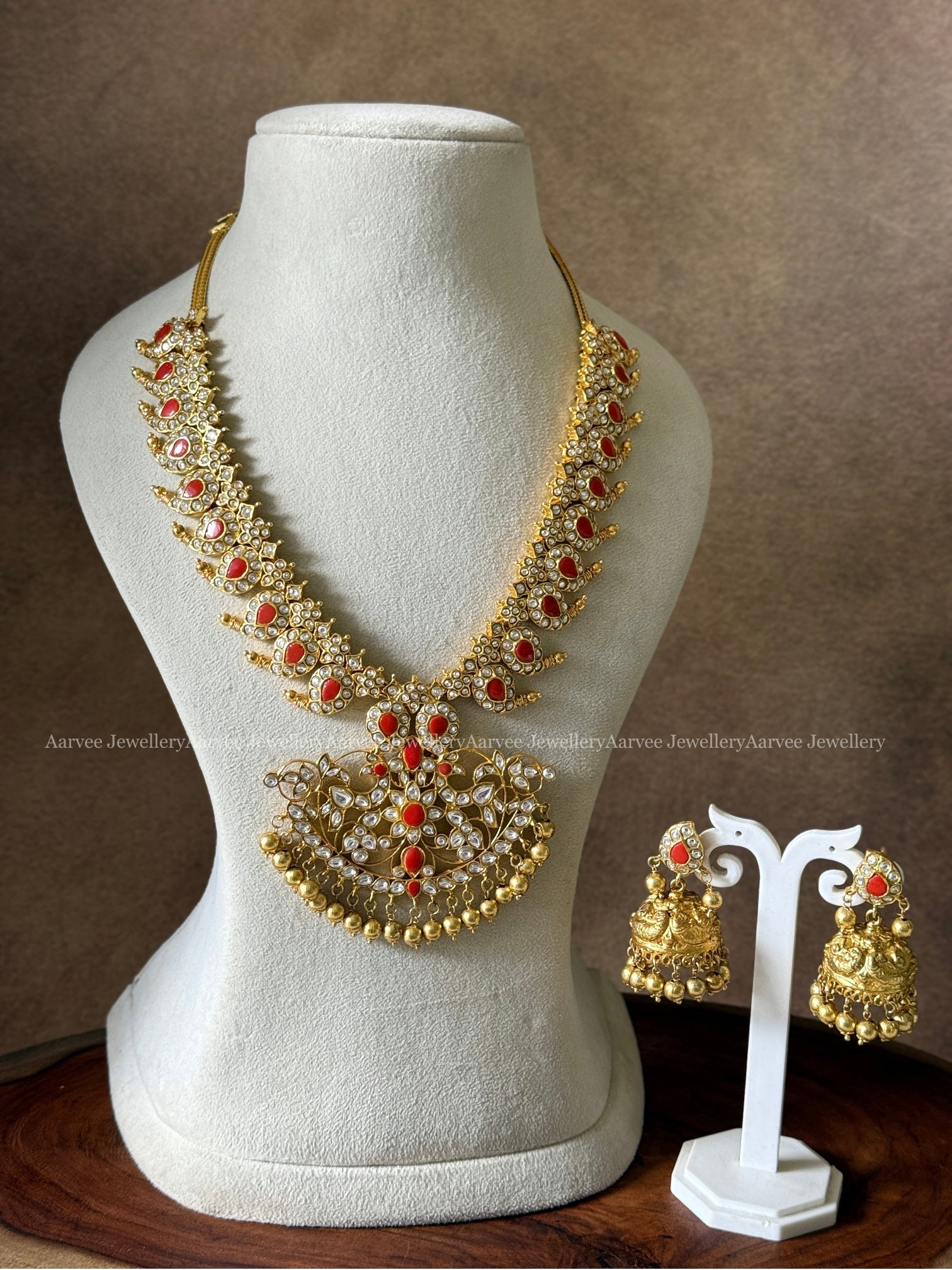 JADAU KUNDAN WHITE / CORAL STONE MANGO MOTIF NECKLACE SET WITH GOLD BEADS