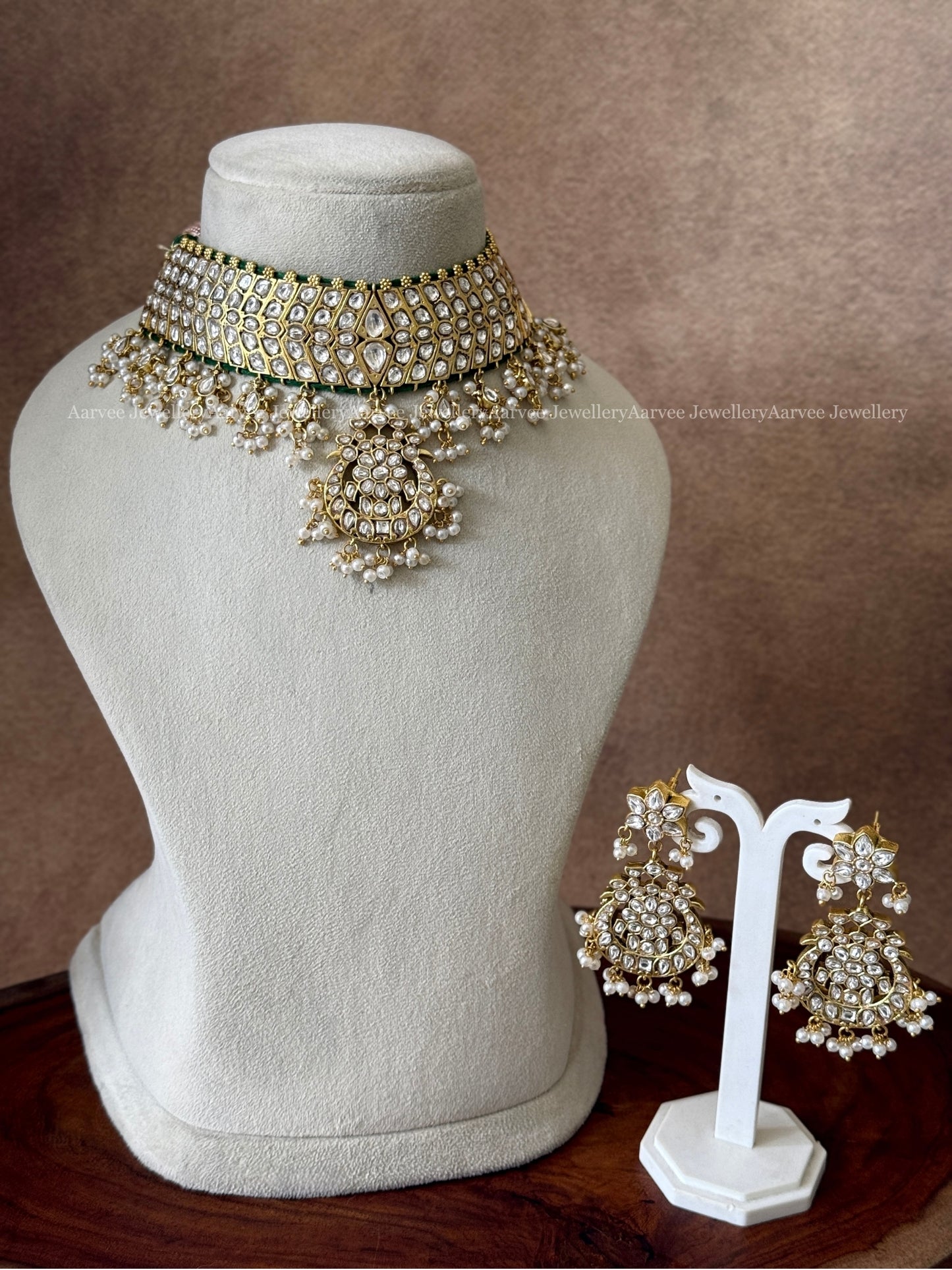 JADAU KUNDAN FULL WHITE STONE FLORAL CHOKER SET WITH PEARLS