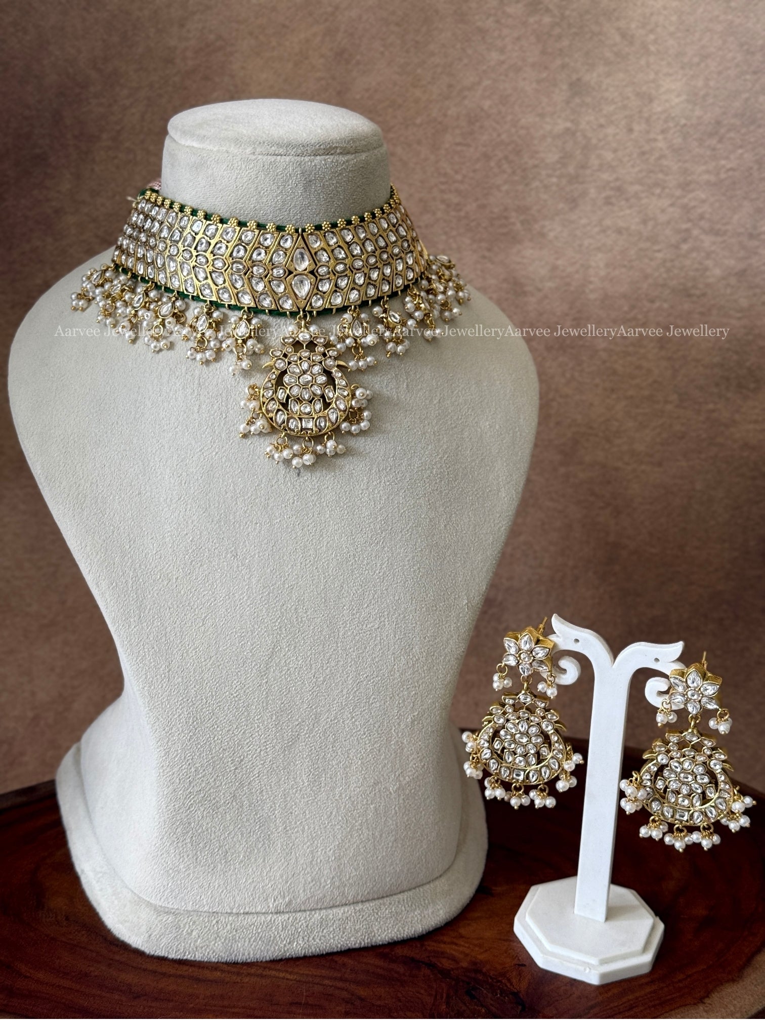 JADAU KUNDAN FULL WHITE STONE FLORAL CHOKER SET WITH PEARLS