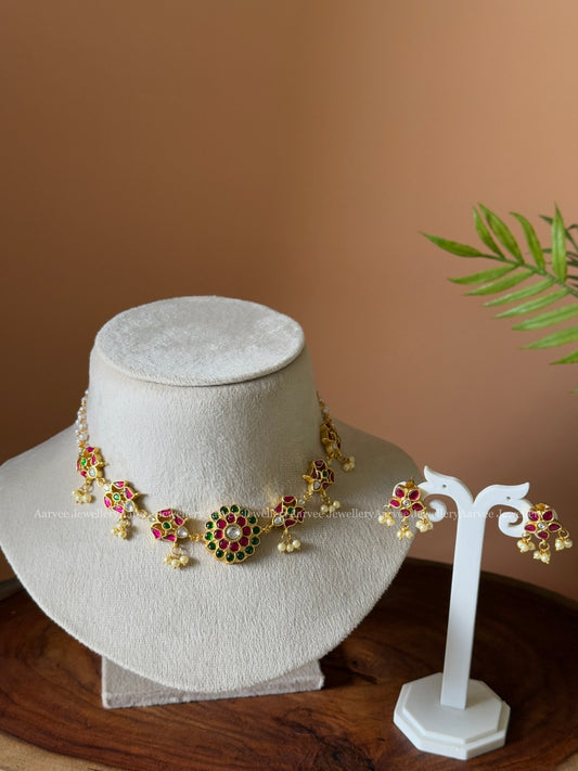 PEARL LINE JADAU KUNDAN CHOKER SET WITH ROUND PENDANT AND PEARL BEAD DROPS