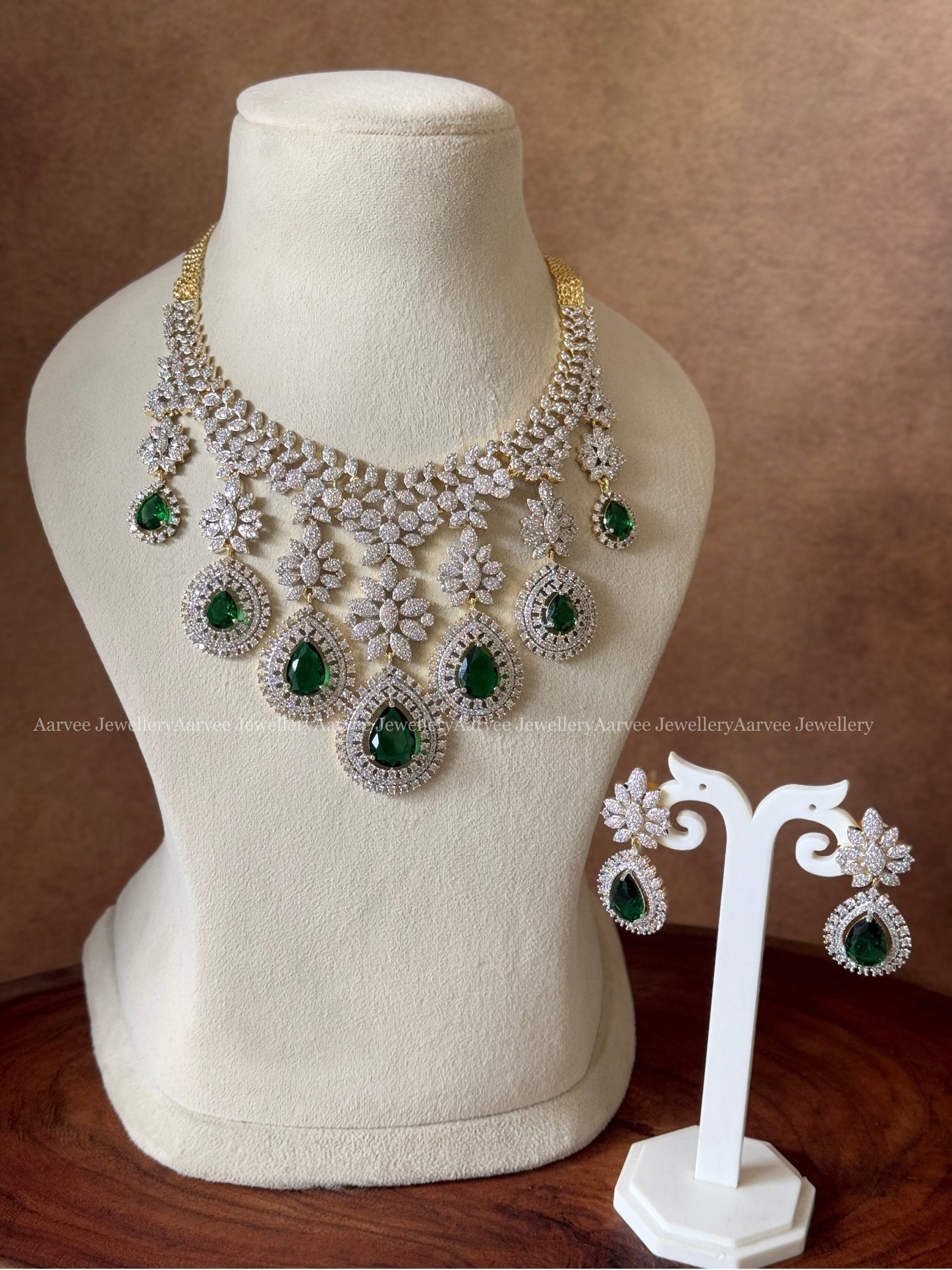 AD GREEN STONE TEAR DROP NECKLACE SET