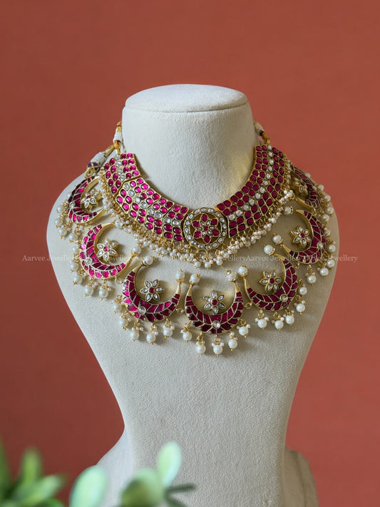 AN EXQUISITE JADAU KUNDAN PINK STONE BUTTA CHOKER STYLED WITH 7 CHAND PENDANT NECKLACE