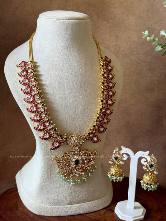 JADAU KUNDAN RUBY STONE MANGO MOTIF MID LENGTH HARAM SET WITH WHITE STONE PENDANT & PASTAL BEADS