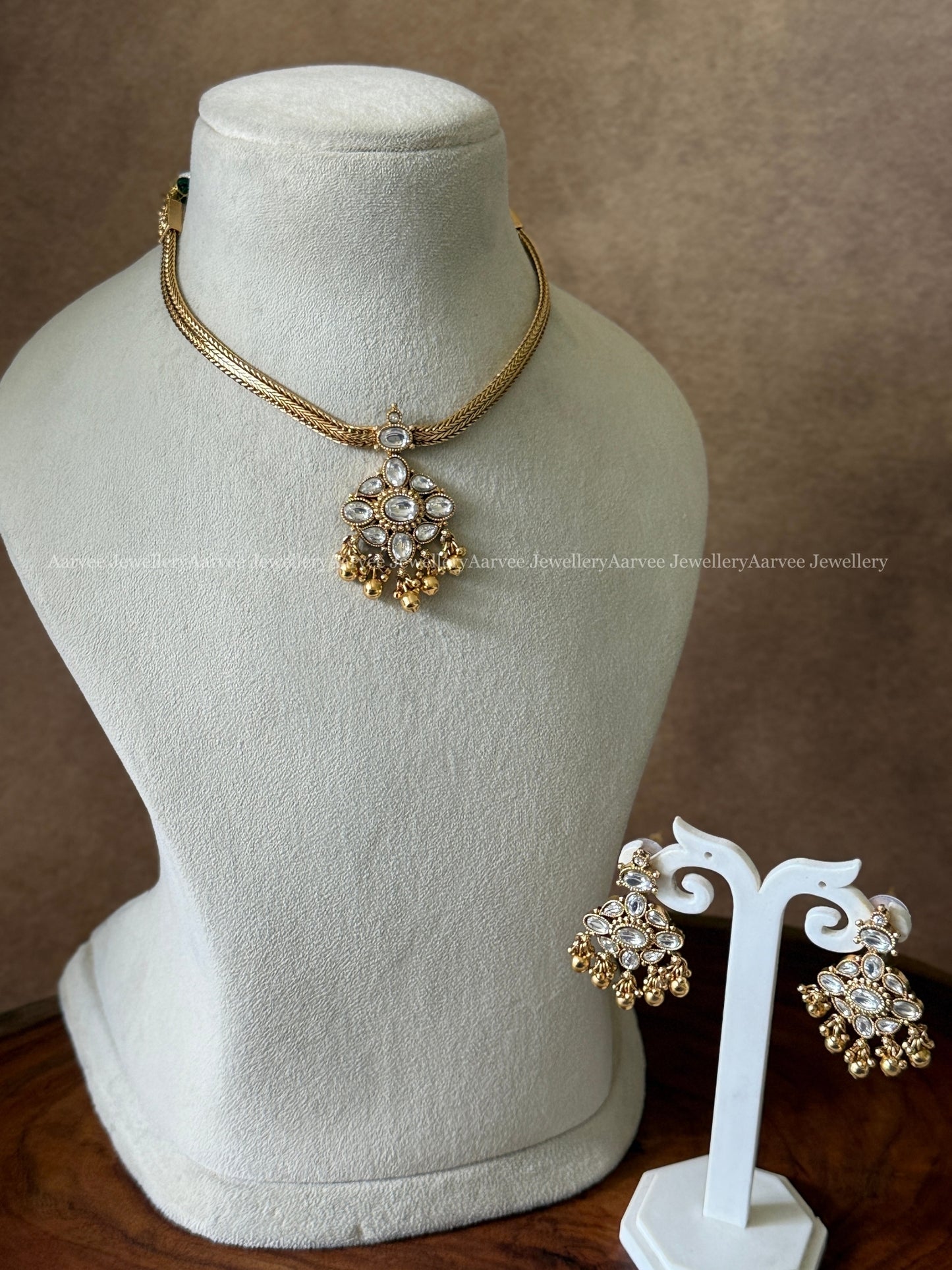 ANTIQUE GOLD WHITE KEMP STONE ATTIGAI SET WITH GOLD BEADS