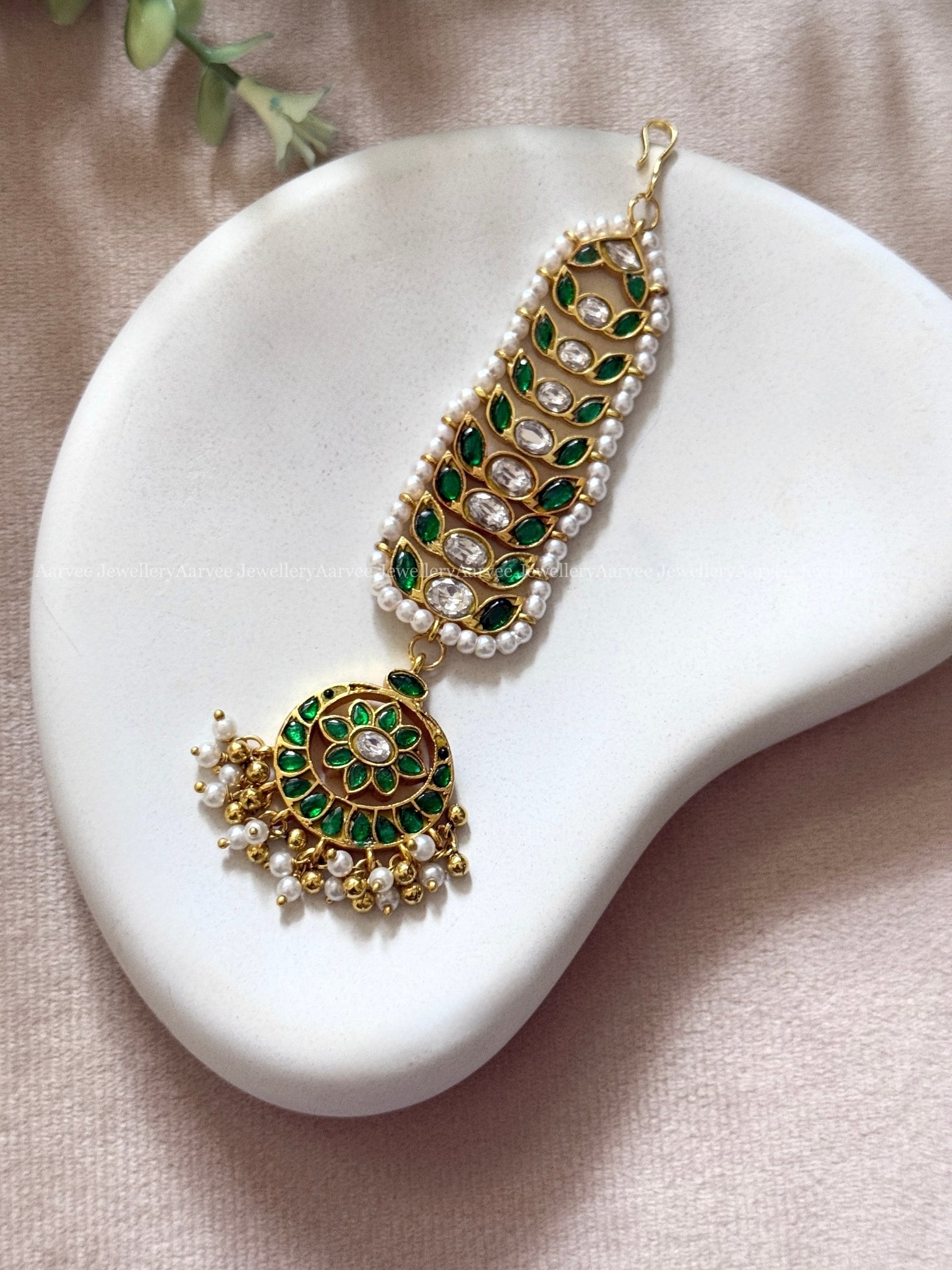 JADAU KUNDAN GREEN STONE TIKKA WITH PEARL AND GOLD BEADS