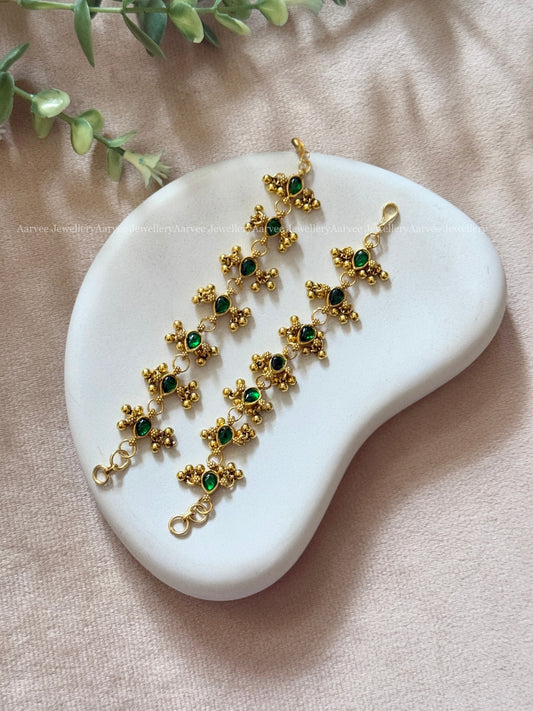 JADAU KUNDAN EAR CHAIN WITH GREEN STONES AND GOLD BEADS