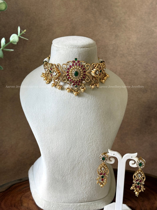 GOLD FINISH KEMP RUBY/ GREEN STONE FLORAL CHOKER SET WITH GOLD BEADS