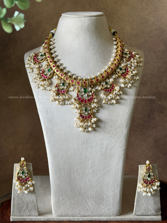 SEMI PRECIOUS KEMP STONE GUTTA PUSALU NECKLACE SET WITH FLORAL PENDANT AND RICE PEARLS | GOLD FINISH