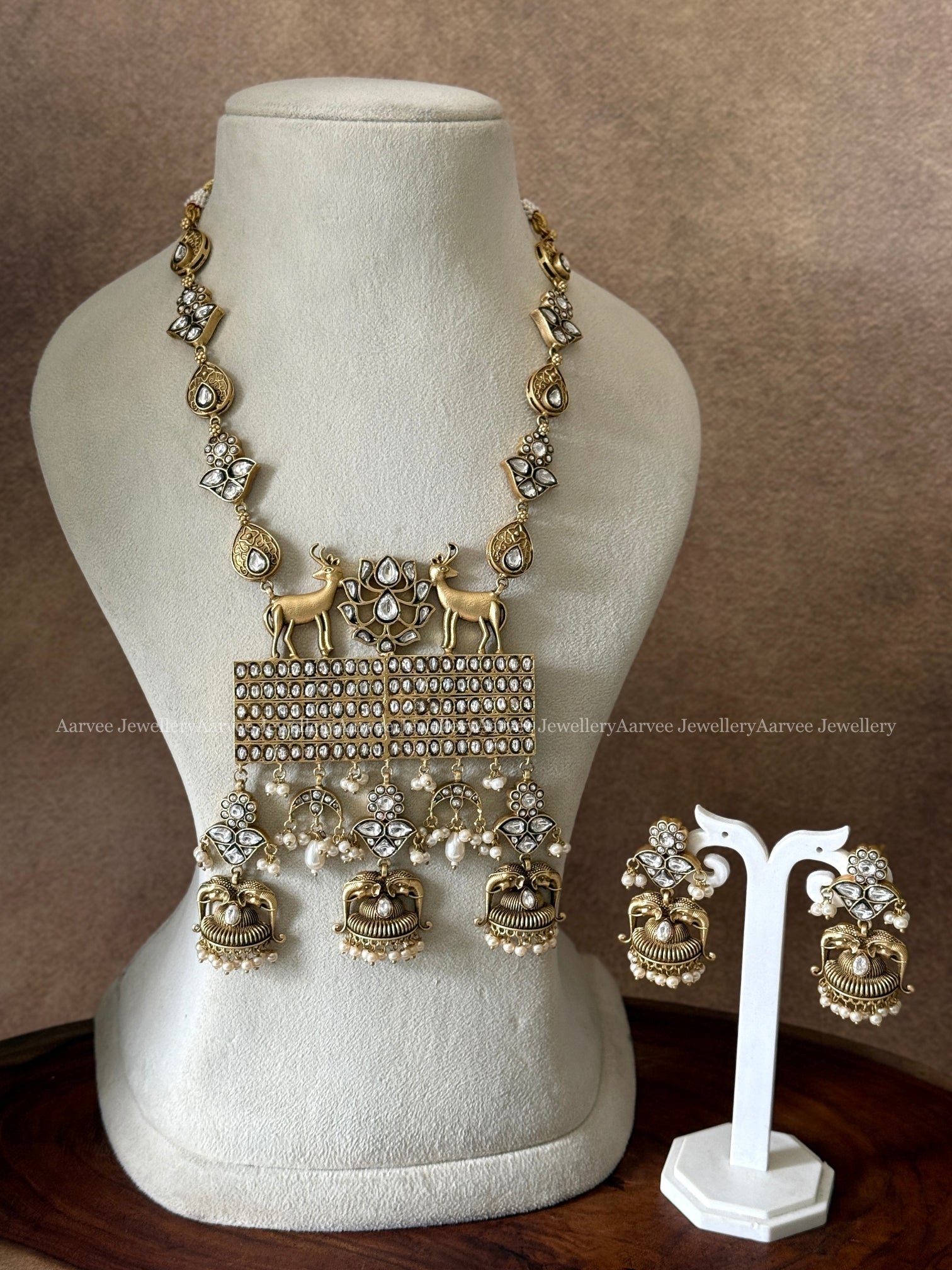 JADAU KUNDAN DEER & LOTUS MOTIF NECKLACE SET WITH WHITE STONES & PEARLS