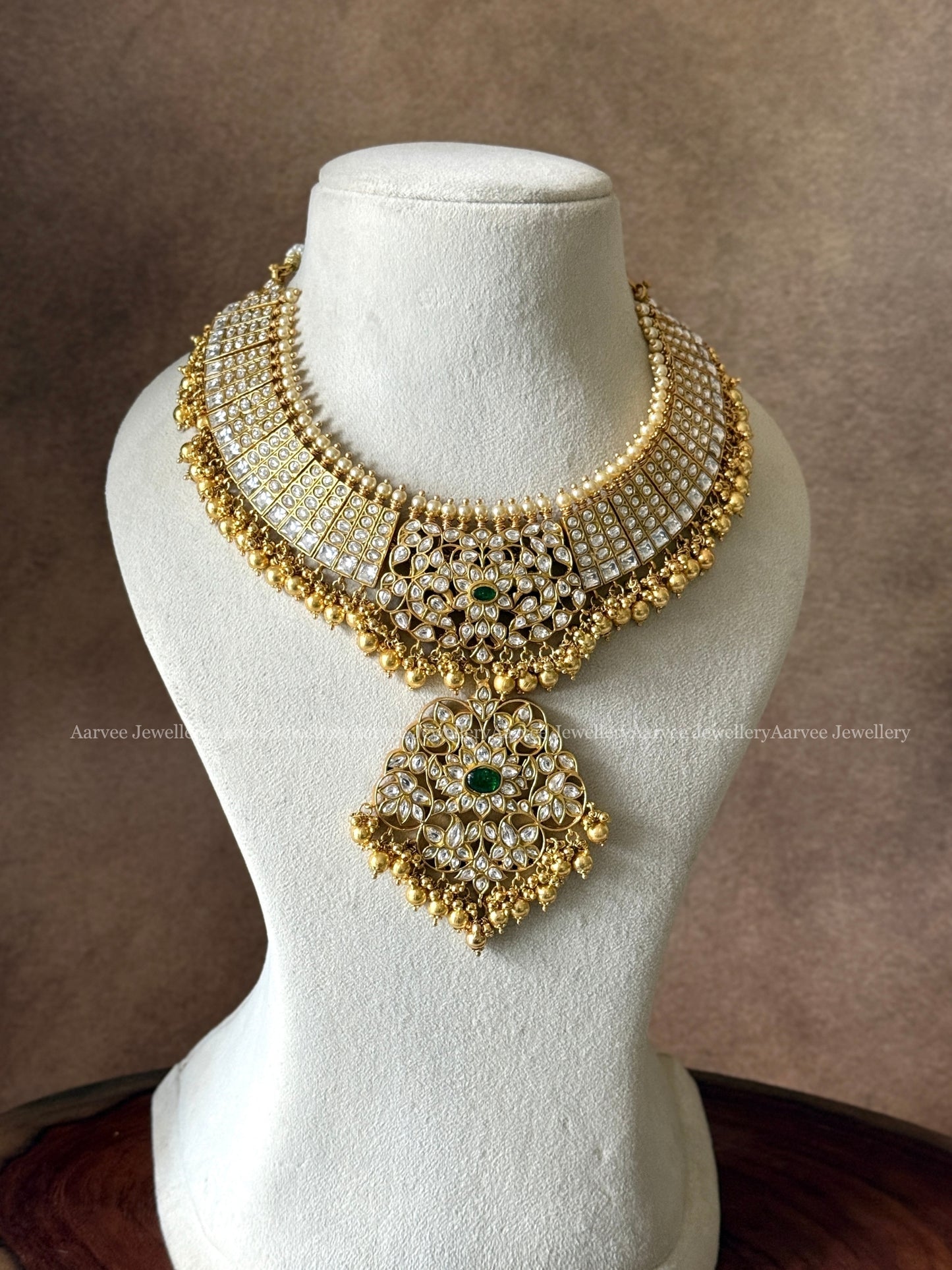 JADAU KUNDAN STATEMENT NECKLACE WITH WHITE STONE & GOLD BEADS