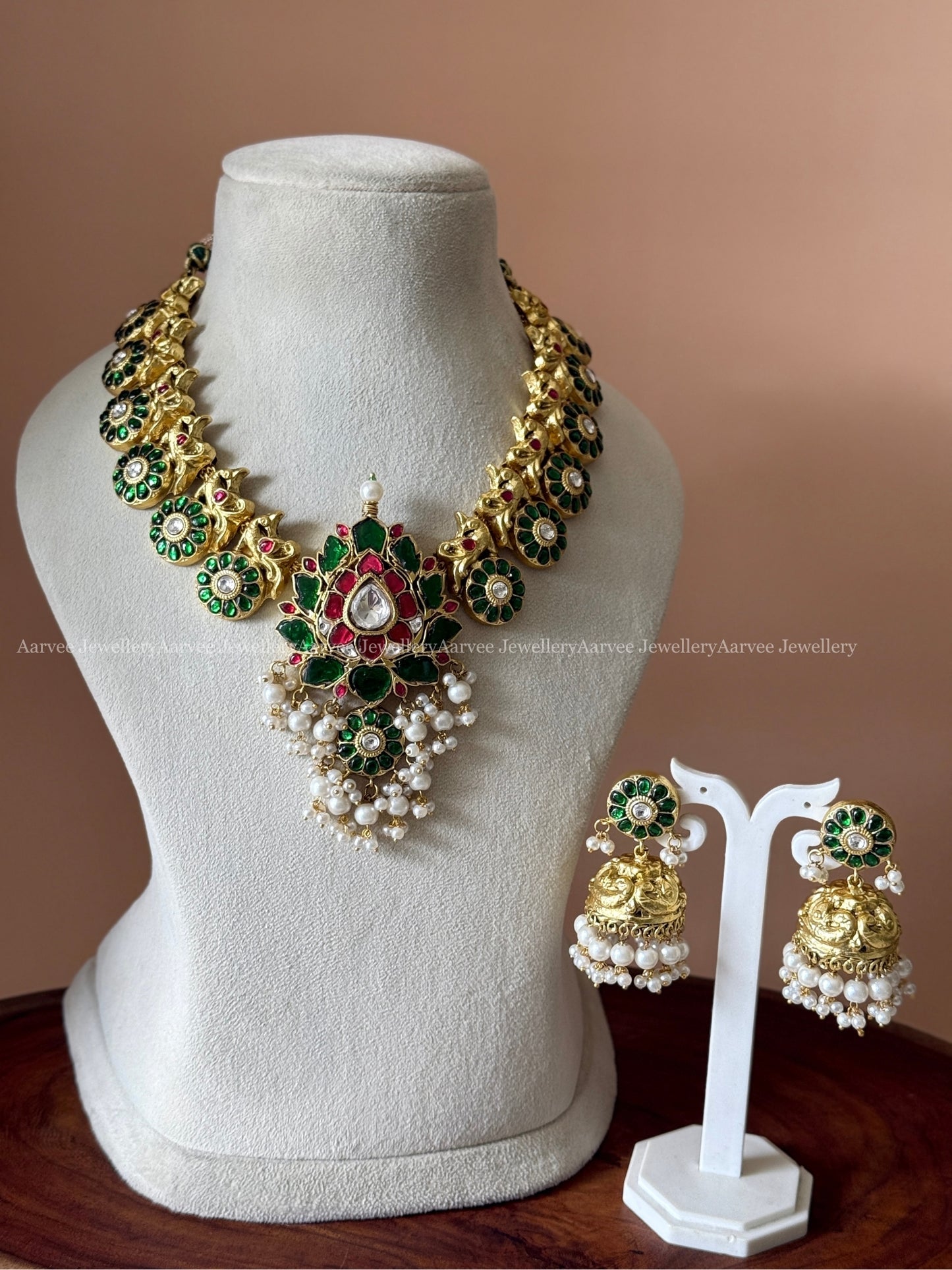 JADAU KUNDAN GREEN STONE LOTUS NECKLACE SET WITH PEARLS
