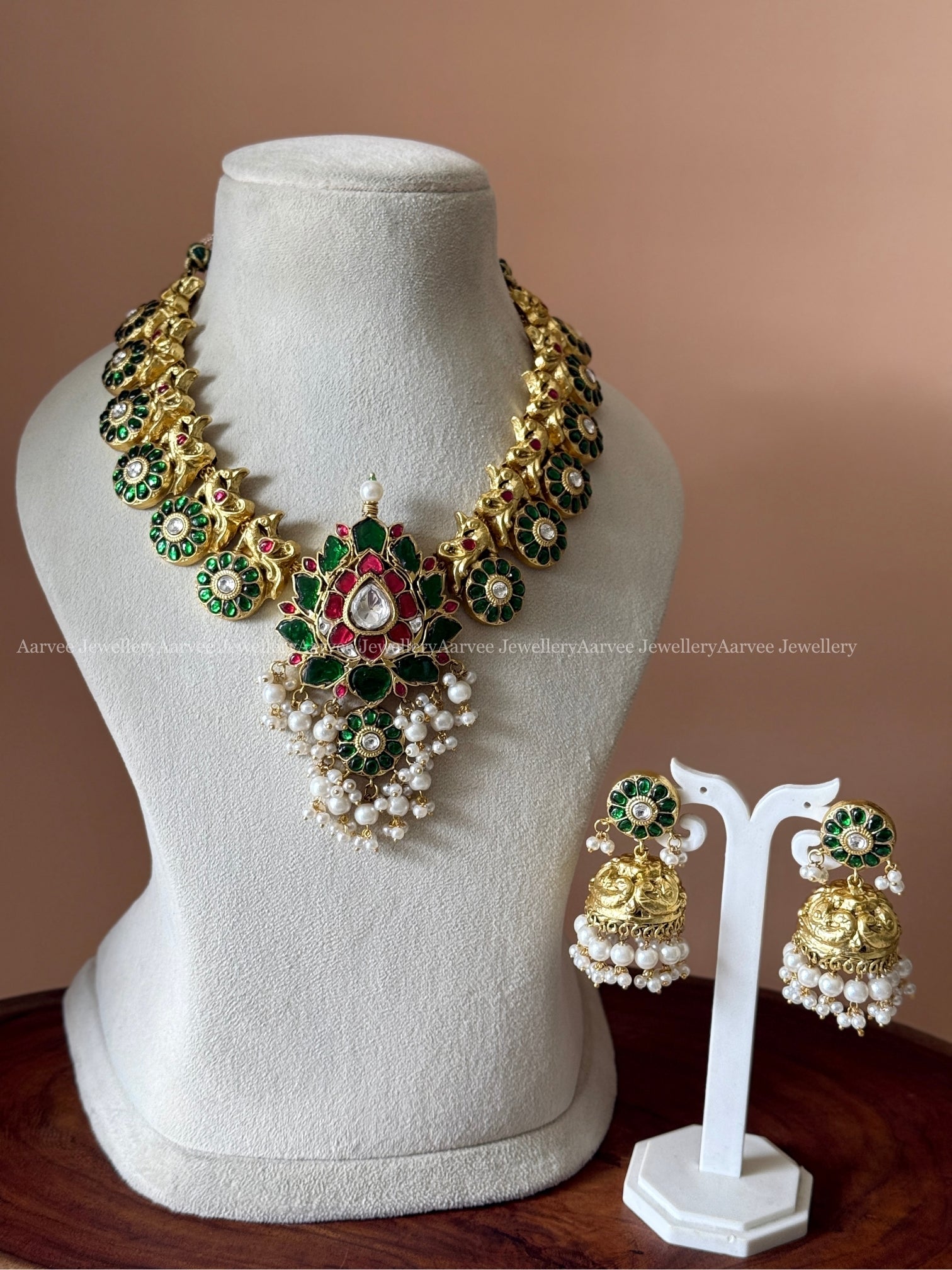 JADAU KUNDAN GREEN STONE LOTUS NECKLACE SET WITH PEARLS