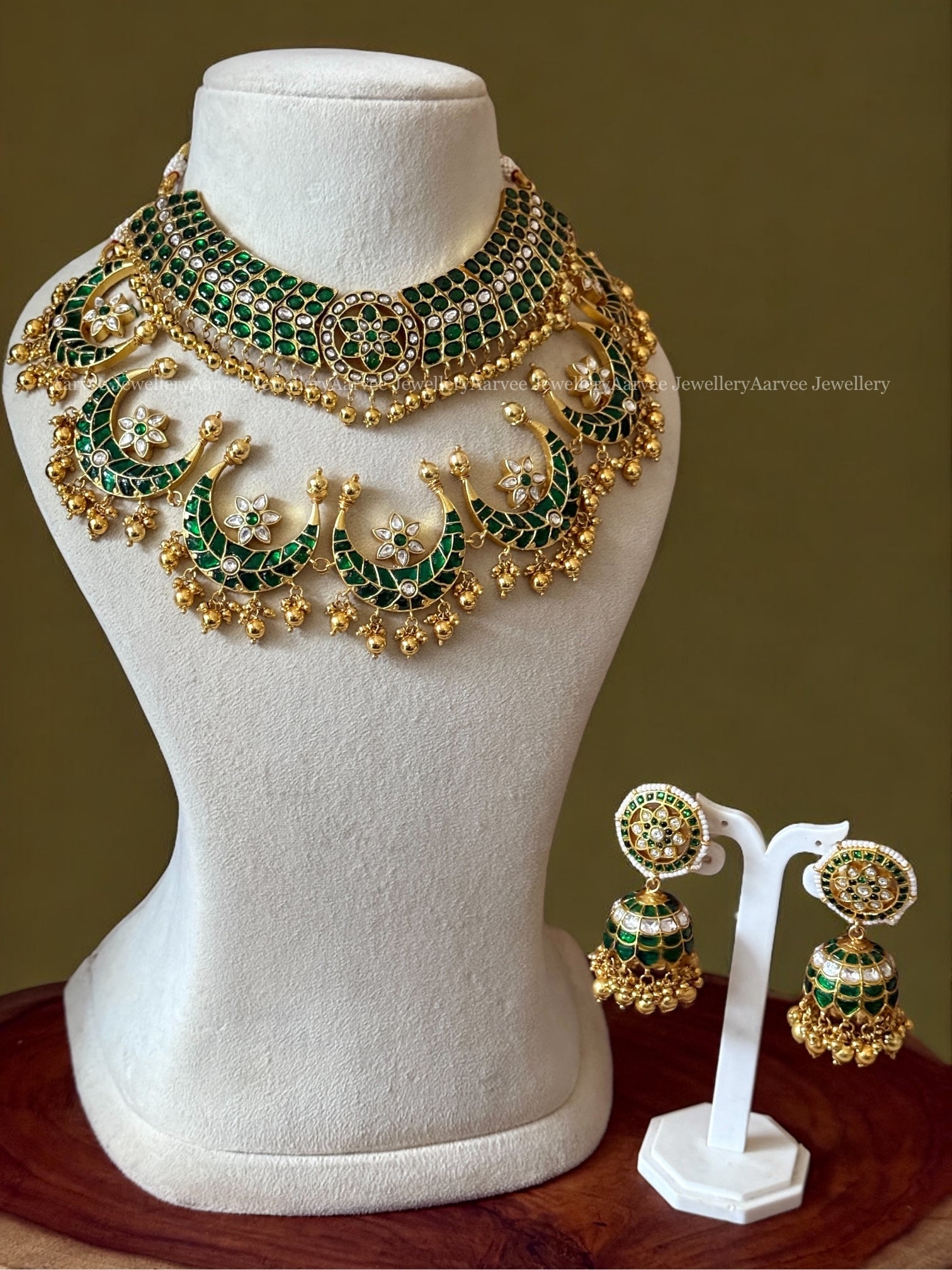 JADAU KUNDAN STATEMENT SEMI BRIDAL JEWELLERY | GREEN STONE BUTTA CHOKER & GREEN CHAND NECKLACE WITH BUTTA JHUMKI IN GOLD BEADS