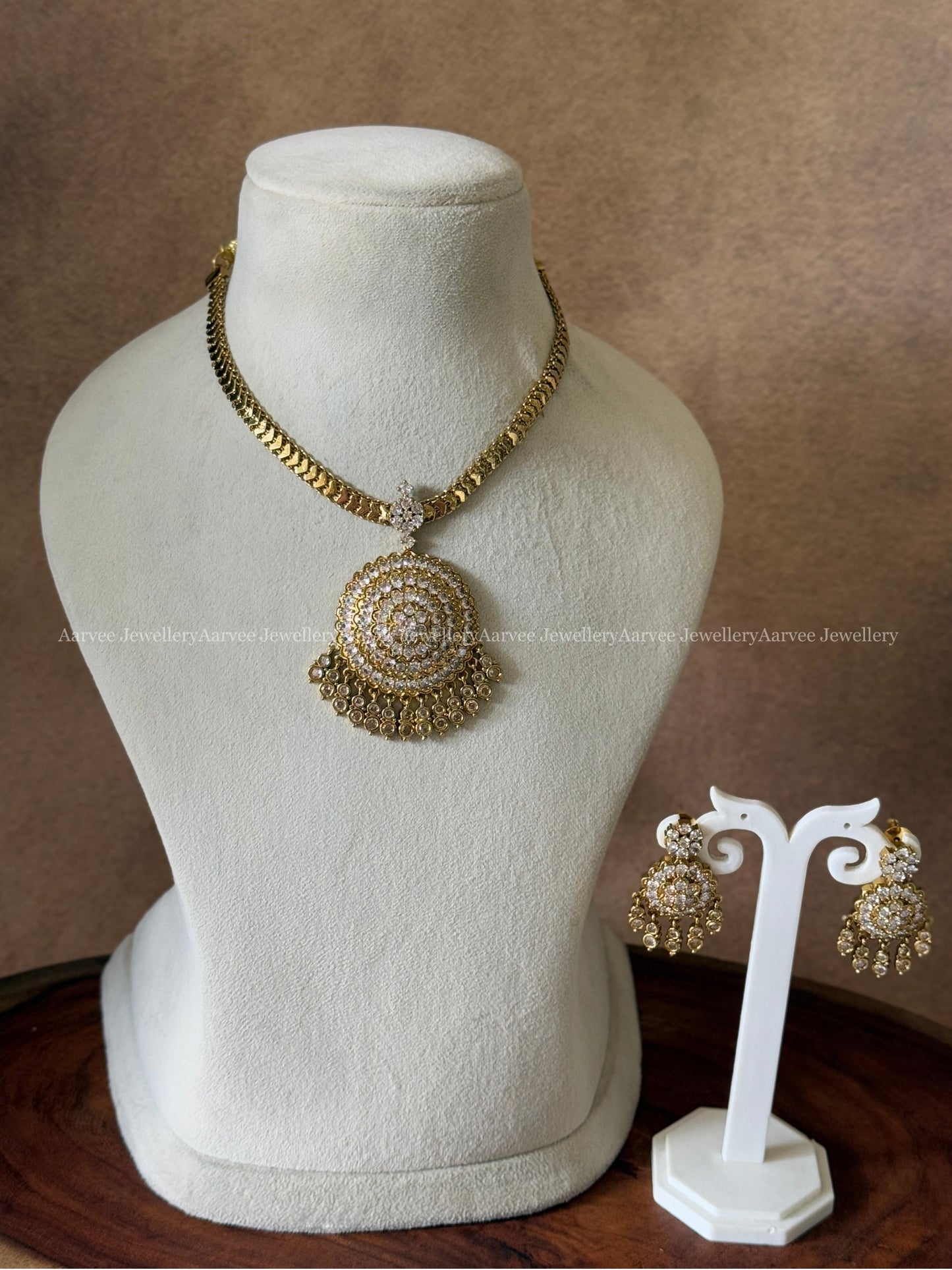 GOLD CHAIN NECKLACE SET WITH WHITE CZ STONES FLORAL PENDANT