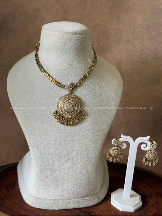 GOLD CHAIN NECKLACE SET WITH WHITE CZ STONES FLORAL PENDANT