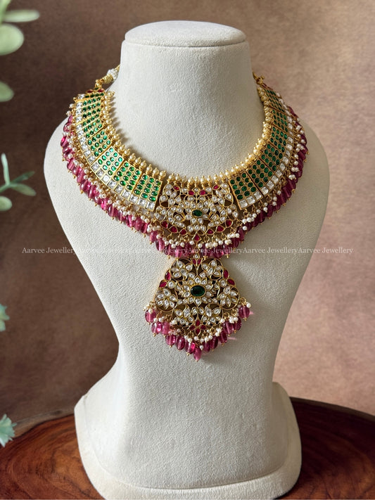 JADAU KUNDAN STATEMENT NECKLACE WITH GREEN STONES & WINE BEADS