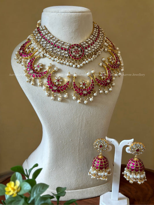 AN EXQUISITE JADAU KUNDAN PINK / WHITE STONE BUTTA CHOKER STYLED WITH 7 CHAND PENDANT NECKLACE AND LOTUS JHUMKI