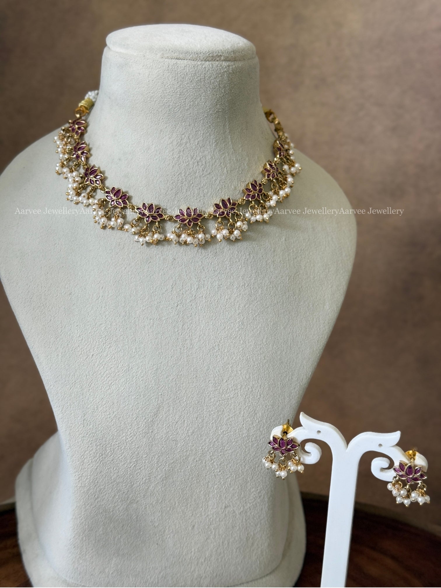 MINIMAL KEMP STONES LOTUS NECKLACE SET WITH PEARLS IN RUBY COLOR