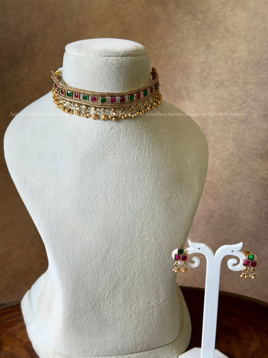 GOLD CHAIN CHOKER SET WITH RED / GREEN STONES
