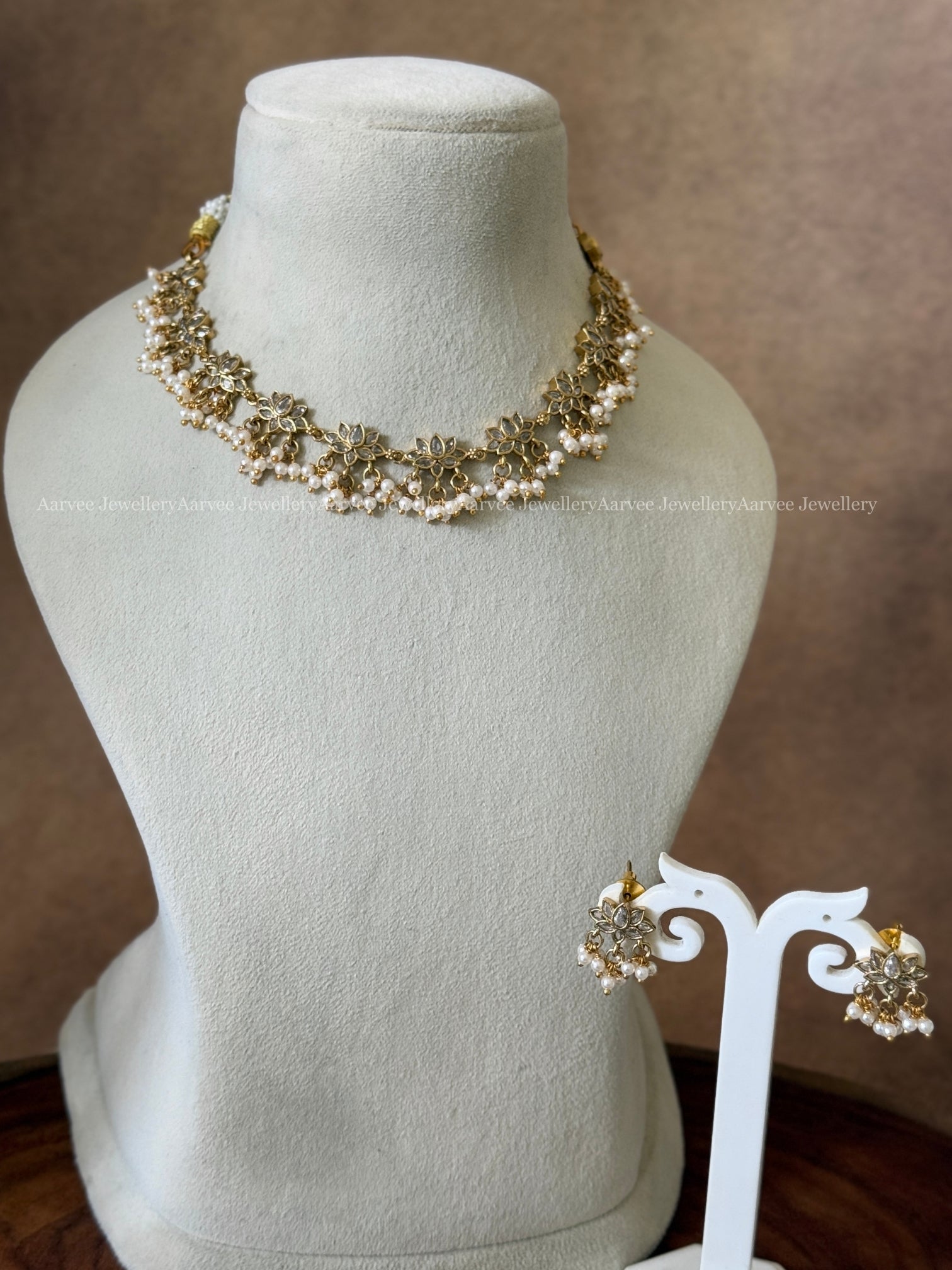 MINIMAL KEMP STONES LOTUS NECKLACE SET WITH PEARLS IN WHITE COLOR