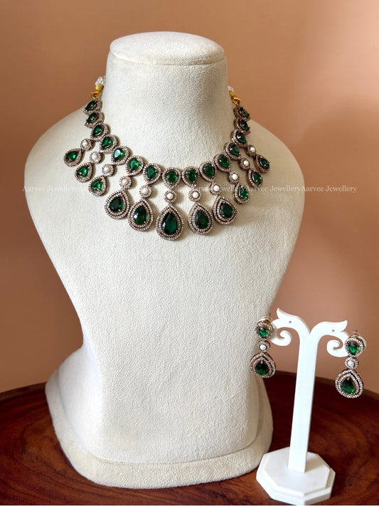 VICTORIAN GREEN STONE NECKLACE SET
