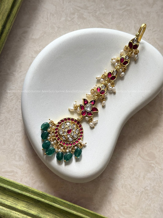 JADAU KUNDAN LOTUS TIKKA WITH WHITE / RUBY STONES & GREEN BEADS