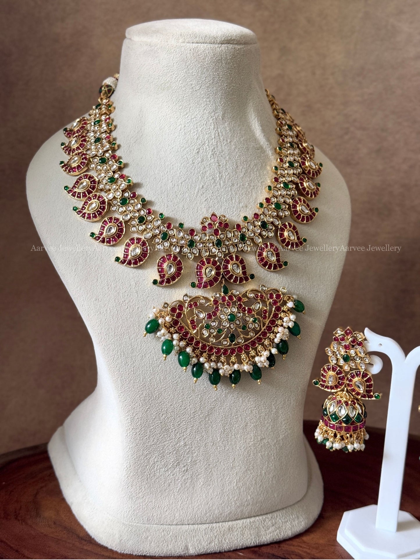 CLASSIC MANGO MOTIF NECKLACE SET WITH KEMP RUBY / GREEN / WHITE STONES AND GREEN BEADS