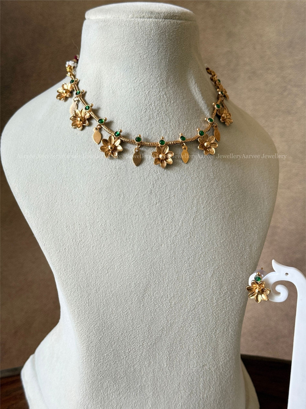 GOLD CHAIN NECKLACE SET WITH GREEN STONE FLORAL & LEAF DESIGN