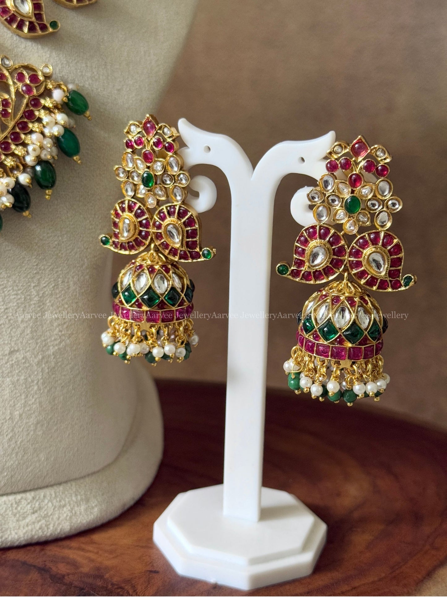 CLASSIC MANGO MOTIF NECKLACE SET WITH KEMP RUBY / GREEN / WHITE STONES AND GREEN BEADS