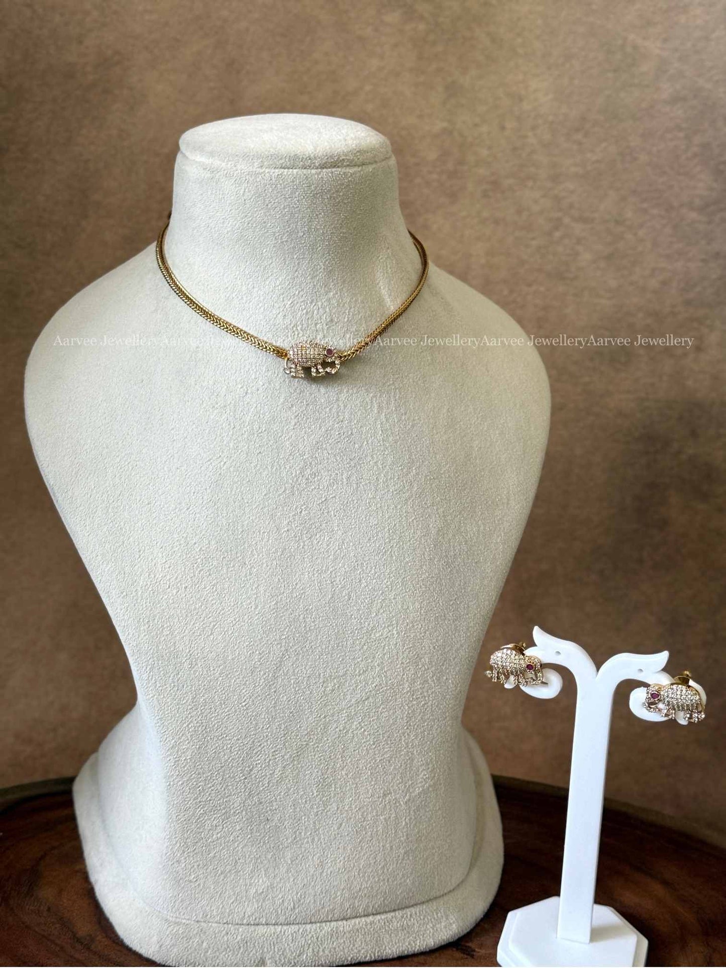 MINIMAL GOLD CHAIN NECKLACE SET WITH ELEPHANT PENDANT