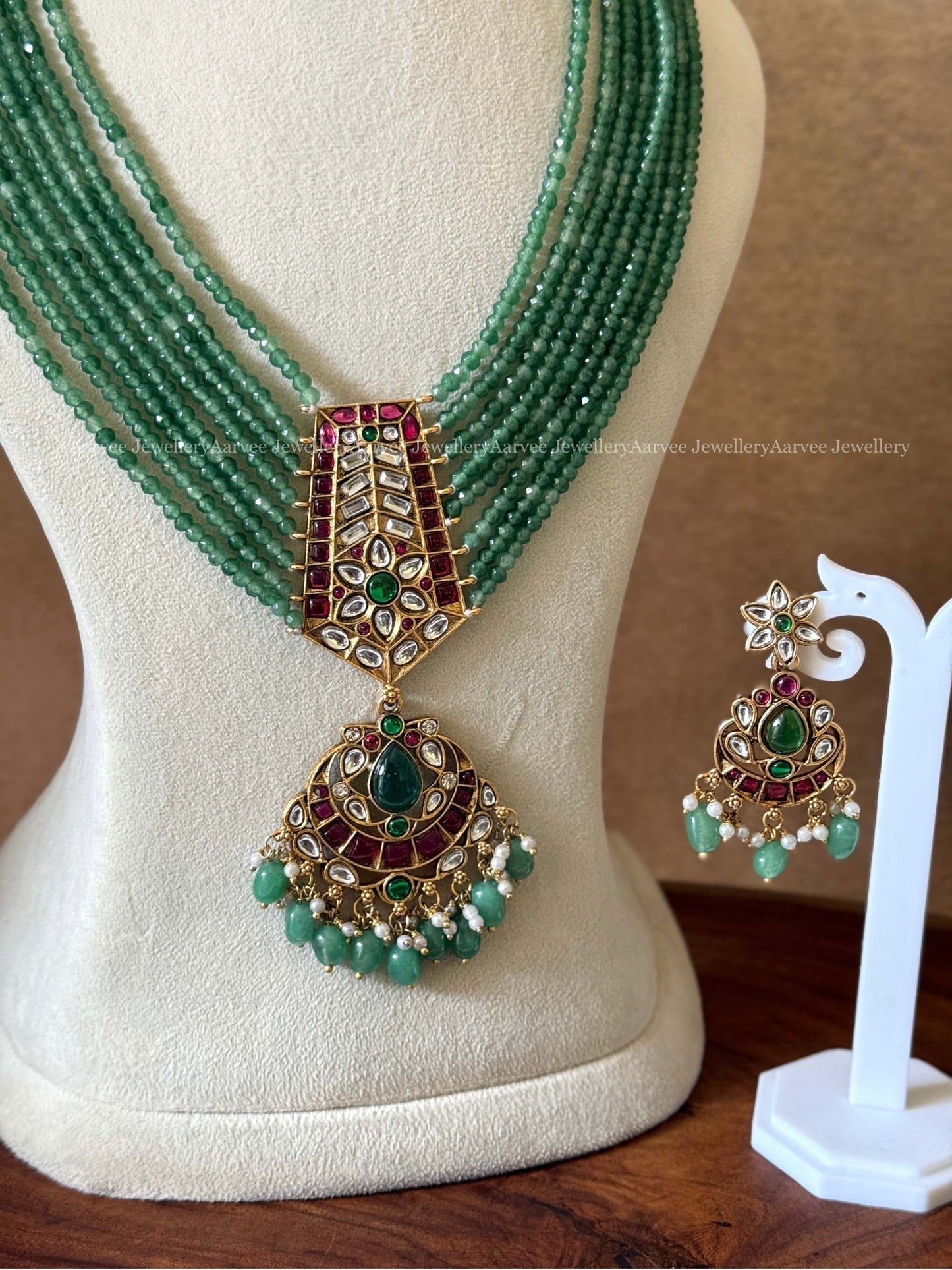 PASTEL BEADED MID LENGTH CHAIN SET WITH KEMP PENDANT
