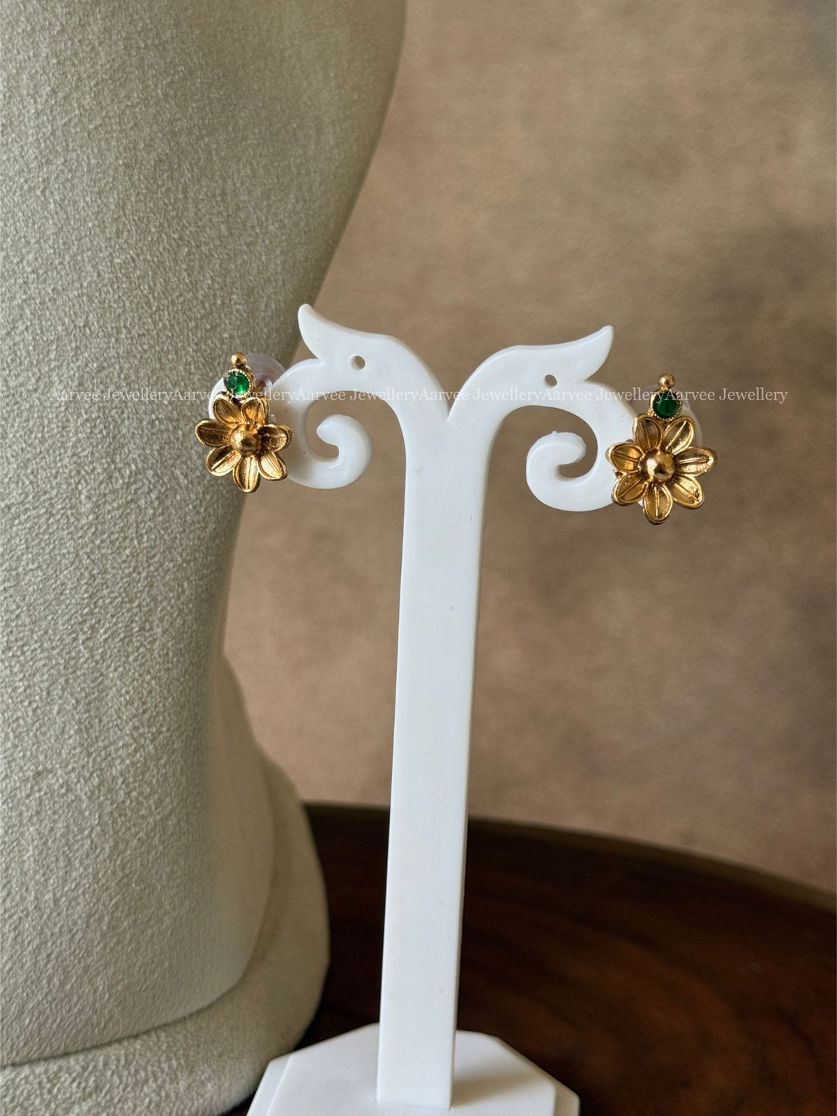 GOLD CHAIN NECKLACE SET WITH GREEN STONE FLORAL & LEAF DESIGN