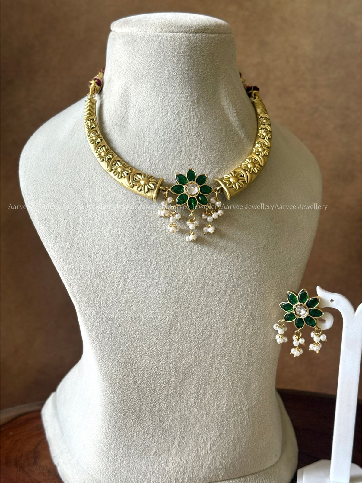 JADAU KUNDAN GOLD TONE KANTI NECKLACE SET WITH GREEN STONE FLORAL PENDANT
