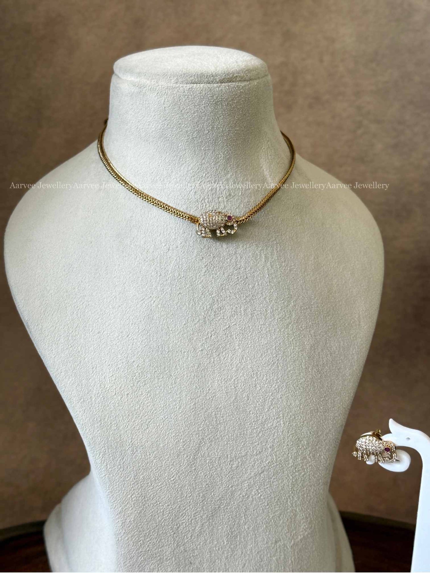 MINIMAL GOLD CHAIN NECKLACE SET WITH ELEPHANT PENDANT