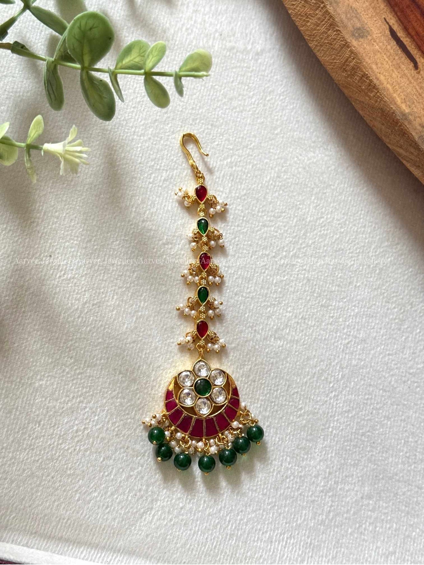JADAU KUNDAN CHAND TIKKA WITH RUBY STONES AND GREEN BEADS