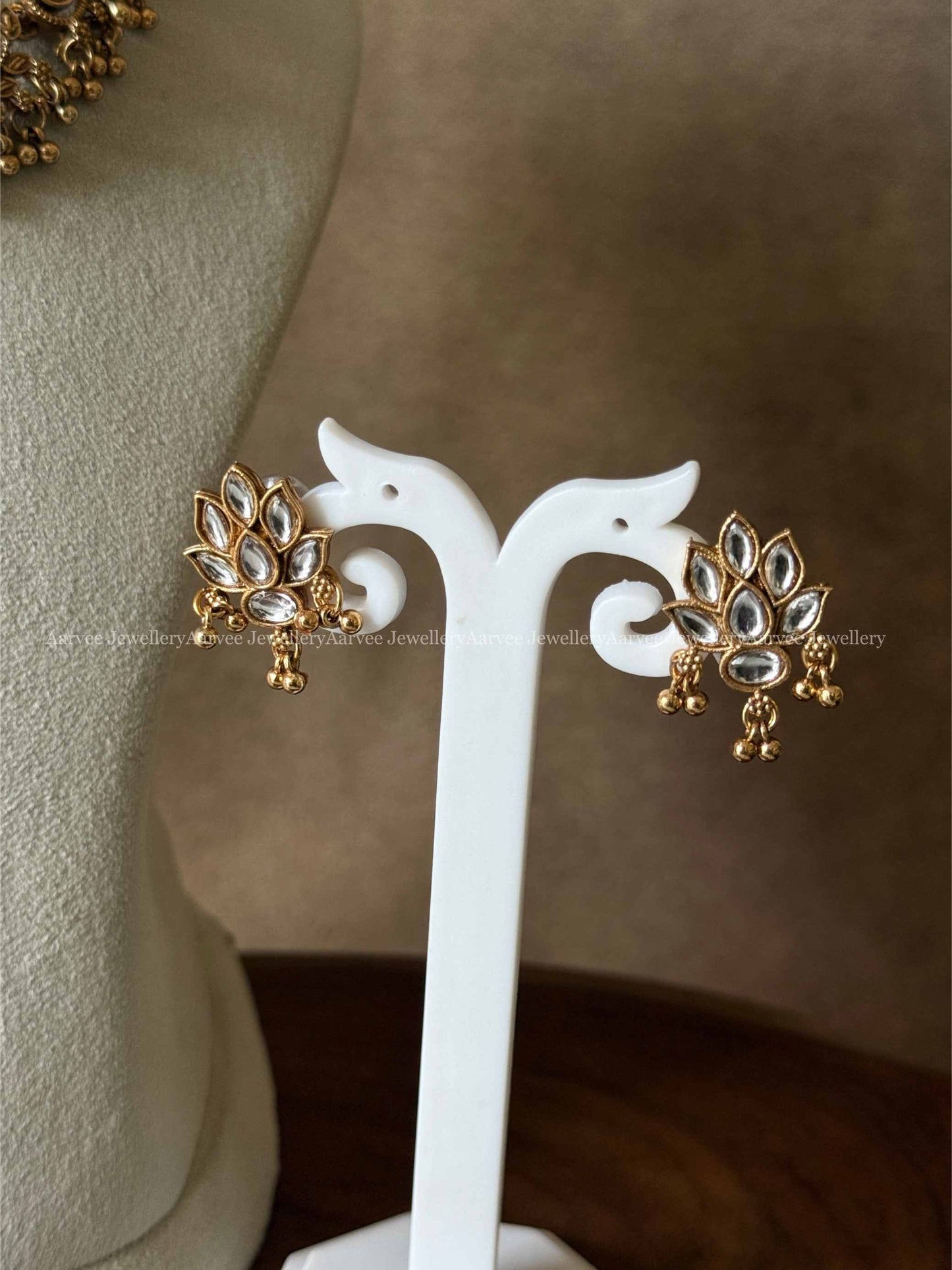 TWO LAYER WHITE STONES FLORAL NECKLACE SET