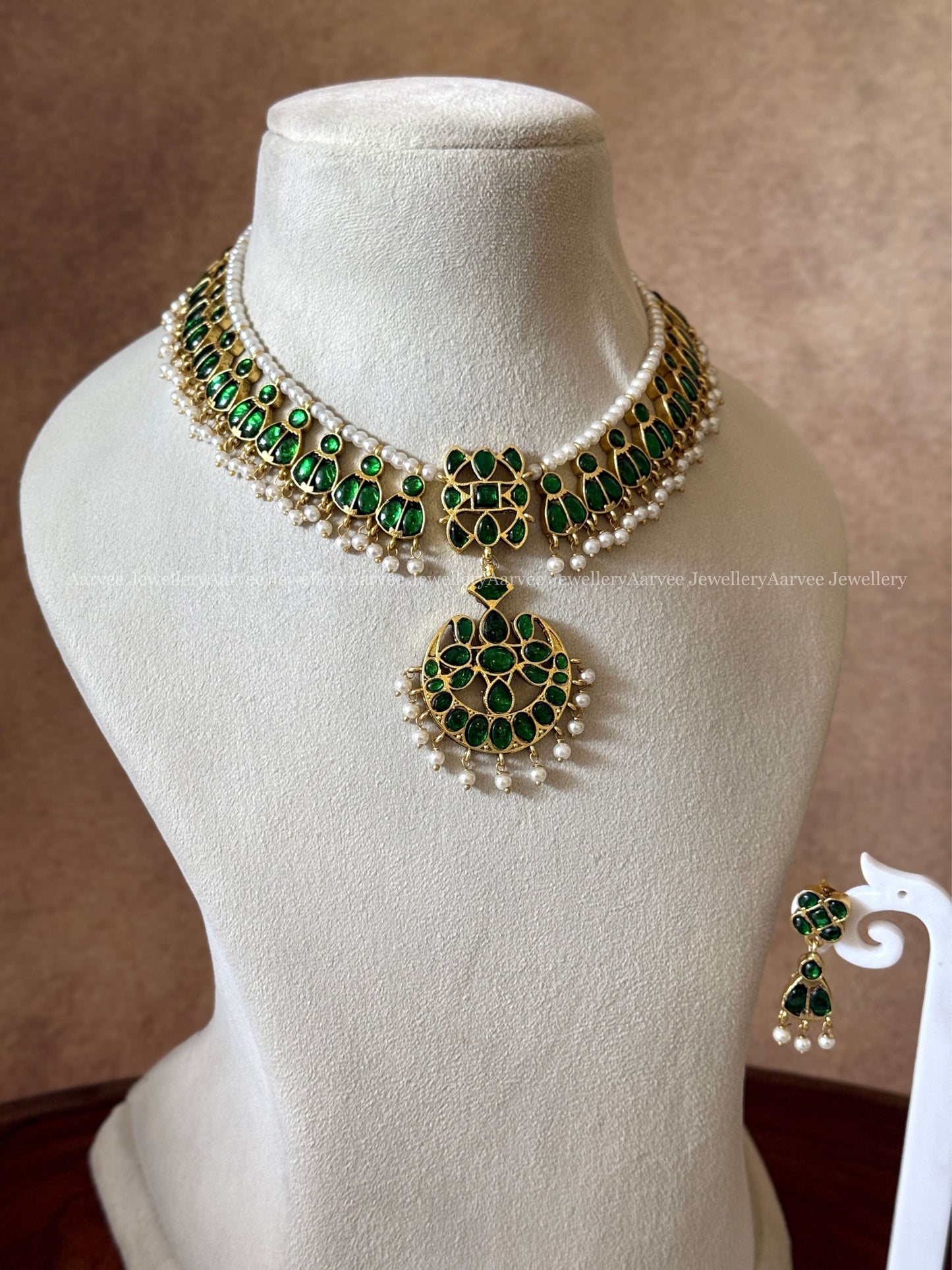 ELEGANT GREEN COLOR JADAU KUNDAN NECKLACE SET