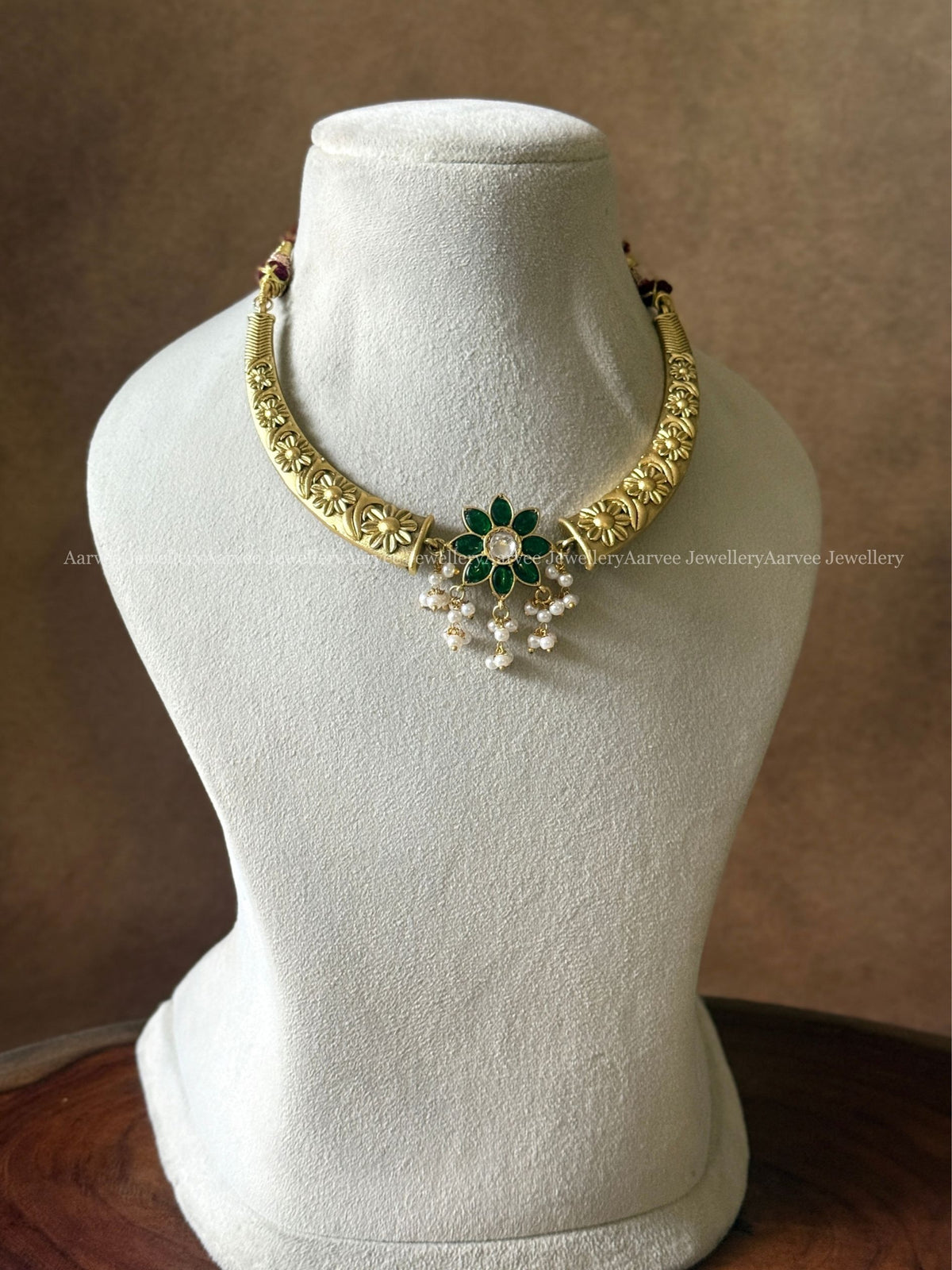 JADAU KUNDAN GOLD TONE KANTI NECKLACE WITH GREEN STONE FLORAL PENDANT