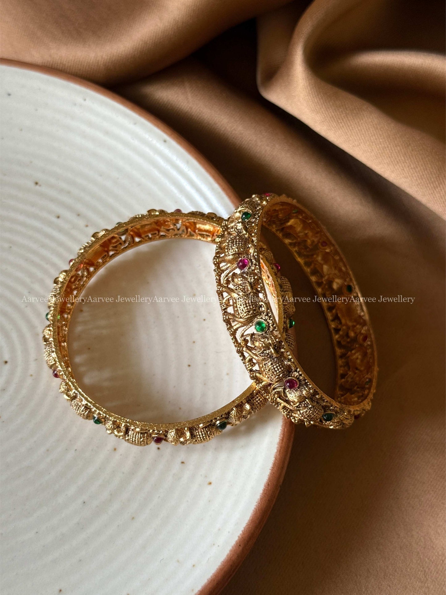 GOLD TONE ELEPHANT MOTIF BANGLES