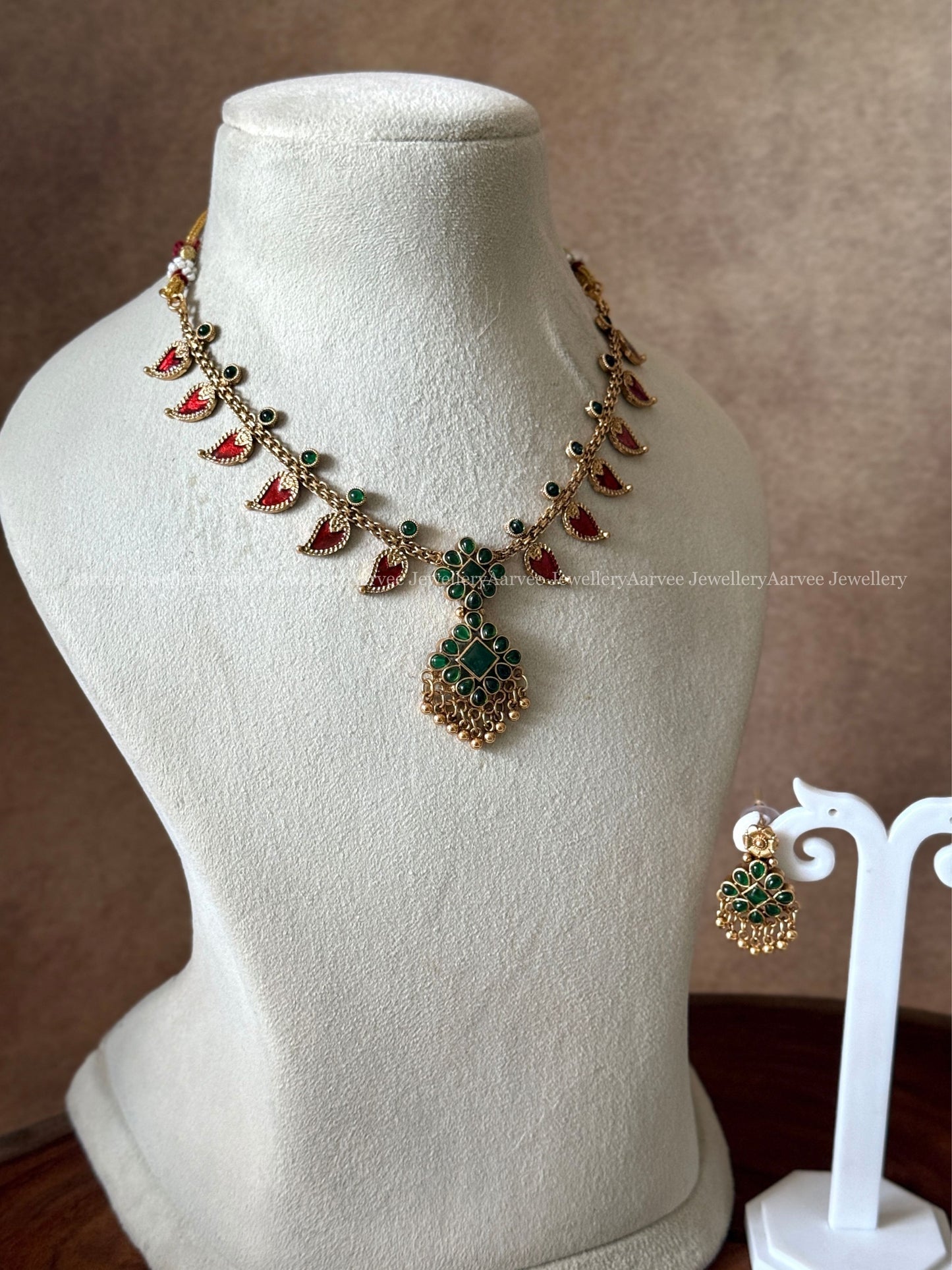GOLD TONE CHAIN NECKLACE SET WITH RUBY COLOR MANGO AND GREEN FLORAL PENDANT