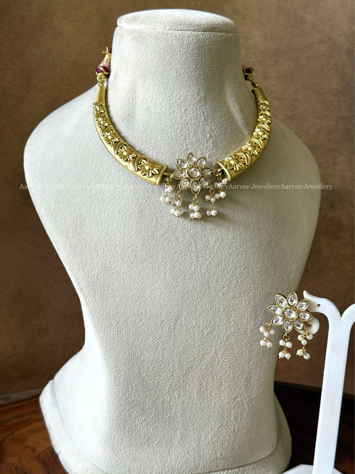 JADAU KUNDAN GOLD TONE KANTI NECKLACE SET WITH WHITE STONE FLORAL PENDANT