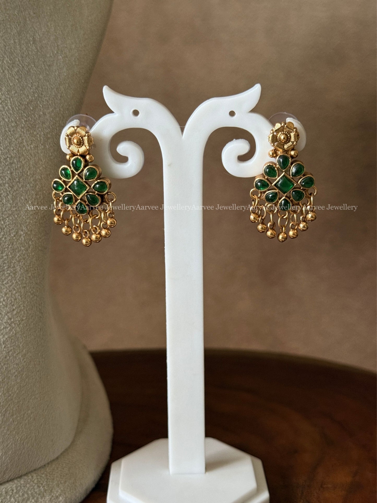 GOLD TONE CHAIN NECKLACE SET WITH RUBY COLOR MANGO AND GREEN FLORAL PENDANT