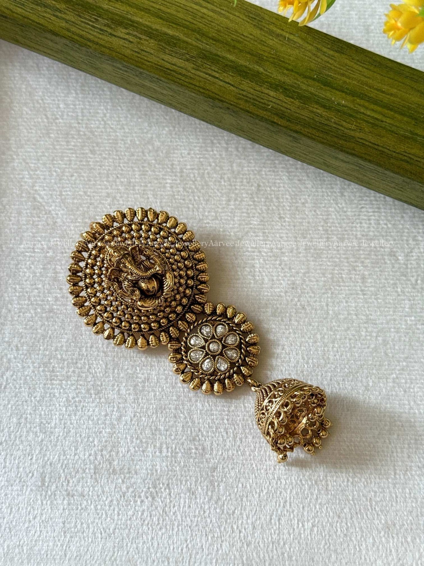 HAIR ACCESSORY / JADA BILLA - WHITE STONE WITH GANESHA DESIGN 