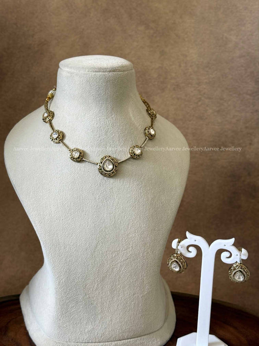 VICTORIAN WHITE STONE ROUND DESIGN NECKLACE SET
