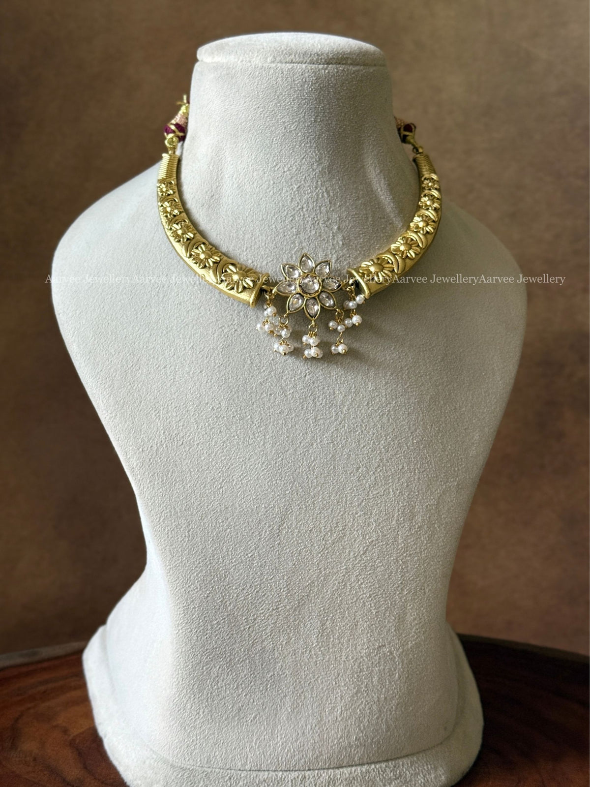 JADAU KUNDAN GOLD TONE KANTI NECKLACE WITH WHITE STONE FLORAL PENDANT